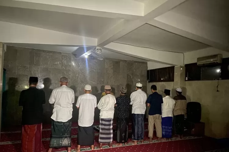 Jemaah melakukan shalat tarawih terakhir di Masjid Agung Asasuttaqwa di tengah Hari Suci Nyepi, Badung, Bali, Sabtu (29/3/2025). (ANTARA/Ni Putu Putri Muliantari)