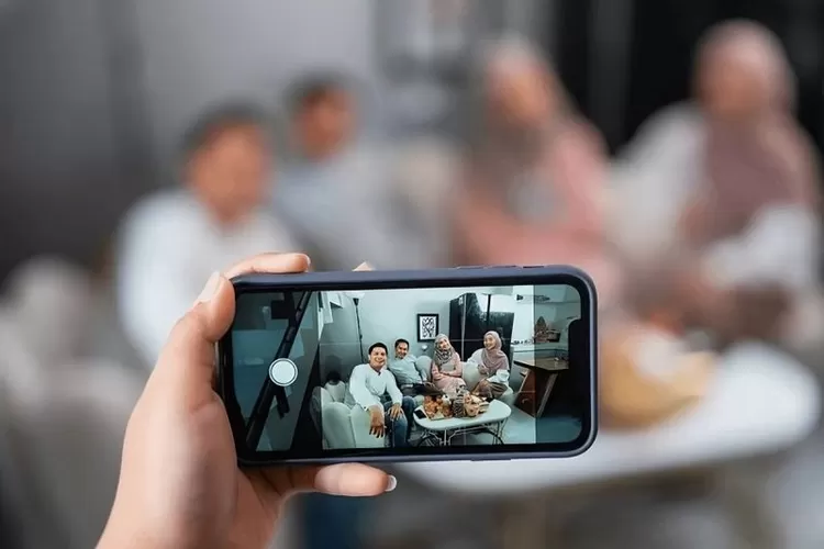 Ilustrasi - Memotret suasana lebaran dengan kamera ponsel.  (ANTARA/Shutterstock/Odua Images)