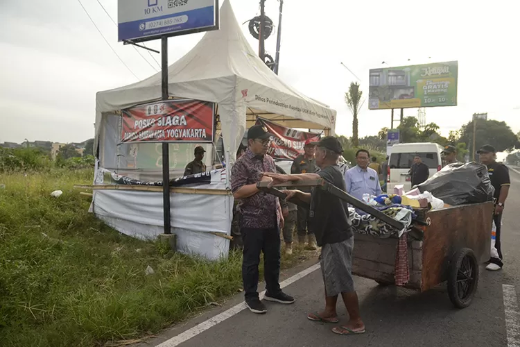 Wali Kota Yogyakarta, Hasto Wardoyo meninjau posko darurat sampah depan GL Zoo.  (Foto: Dok. Humas Pemkot Yogyakarta)
