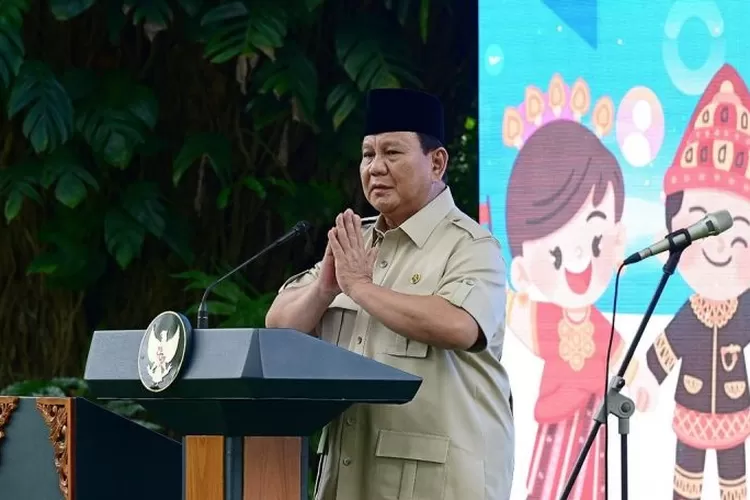Dokumentasi-Presiden Prabowo Subianto mengumumkan pengesahan Peraturan Pemerintah (PP) tentang Tata Kelola Penyelenggaraan Sistem Elektronik dalam Perlindungan Anak di halaman samping Istana Merdeka, Jakarta, Jumat (28/3/2025) (ANTARA/HO-Biro Pers Setpres)