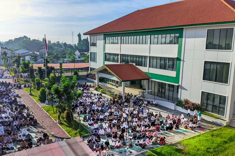 Ratusan jamaah melaksanakan Sholat Idul Fitri 1446 Hijriah di Kampus Terpadu UWM, Banyuraden, Gamping, Sleman, Senin (31/3/2025).  (Foto: Dok. Istimewa)
