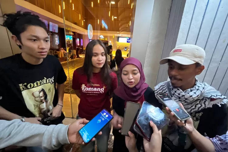  Raim Laode (kanan) dan cast film Komang saat diwawancara usai menyapa penonton di Sleman, Sabtu (5/4).  (Foto: WAHYU TURI K)