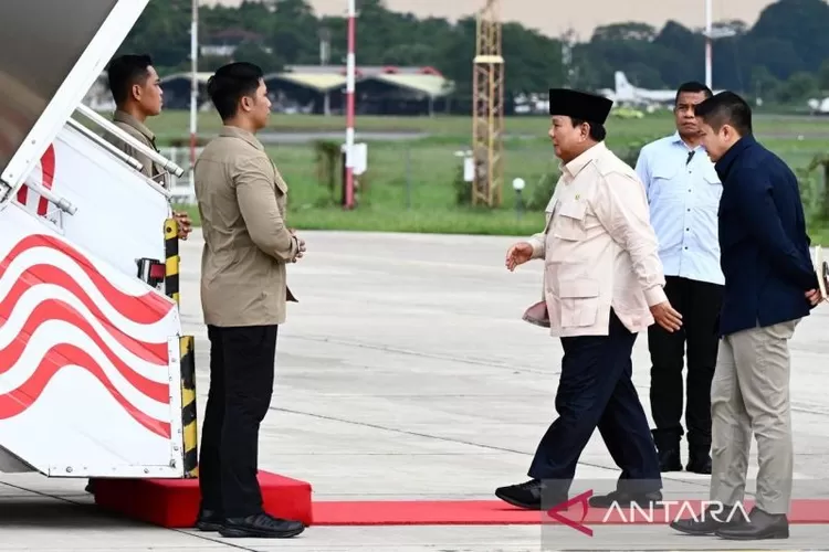 Presiden Prabowo Subianto berjalan naik tangga masuk pesawat kepresidenan di Pangkalan Udara Halim Perdanakusuma, Jakarta, Minggu (6/4/2025), untuk bertemu Perdana Menteri Malaysia Anwar Ibrahim di Kompleks Seri Perdana, Putrajaya.  (ANTARA/HO-BPMI Sekretariat Presiden)