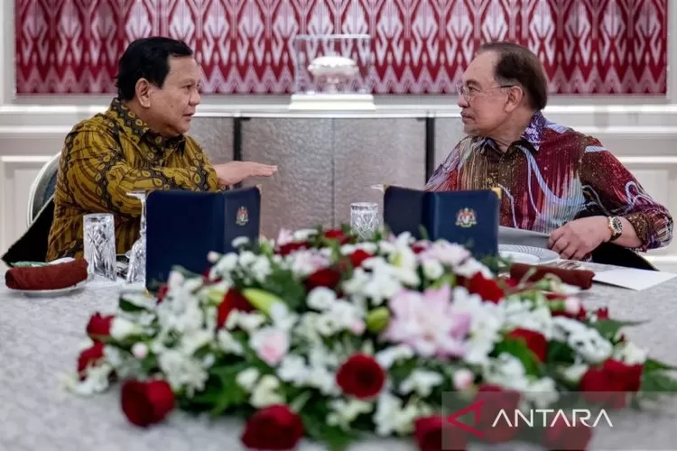 Presiden Prabowo Subianto (kiri) dan Perdana Menteri (PM) Malaysia Anwar Ibrahim berdiskusi membahas isu-isu strategis di kawasan termasuk kebijakan tarif impor AS oleh Presiden AS Donald Trump, di Putrajaya, Malaysia, Minggu (6/4/2025).  (ANTARA/HO-Kantor Perdana Menteri Malaysia)