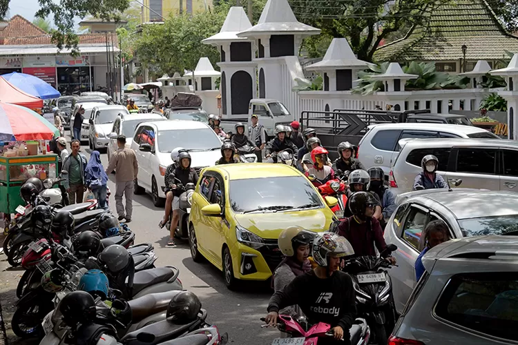 Bupati Temanggung, Agus Setyawan mempersilakan halaman pendopo pengayoman jadi kantong parkir selama Lebaran 2025. (Foto: Dok. Pemkab Temanggung)