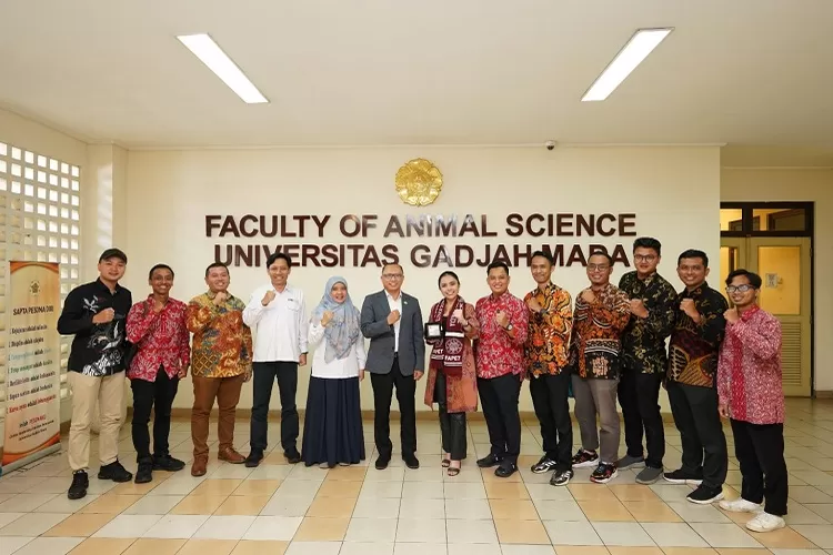 Foto bersama bagian dari rangkaian kegiatan kunjungan BPD Hipmi DIY di Fapet UGM.  (Foto: Dok. Fapet UGM)