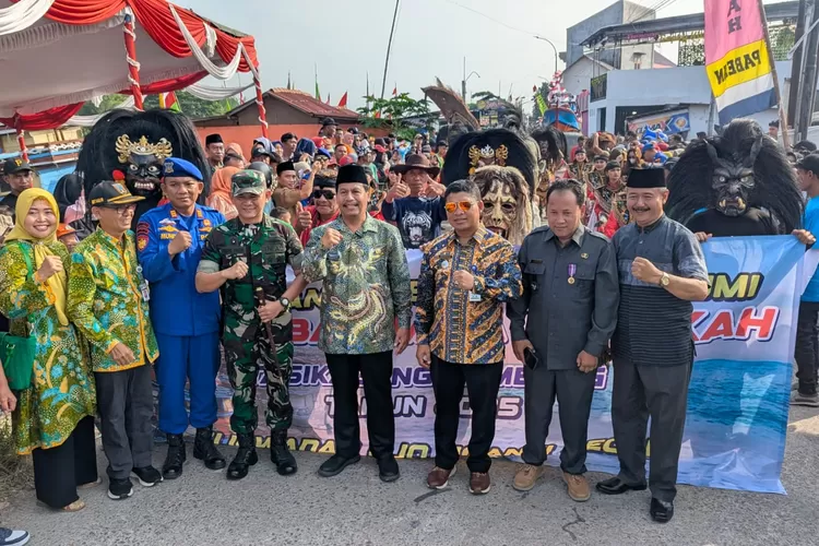  Susana tradisi sedekah laut di Desa Tasikagung, Kecamatan Rembang, Minggu (7/4/2025). (Foto Agus Sutomo)