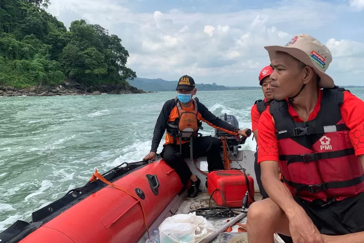 Proses evakuasi korban di Mandalika Jepara.  (Foto: Dok. SAR Semarang)