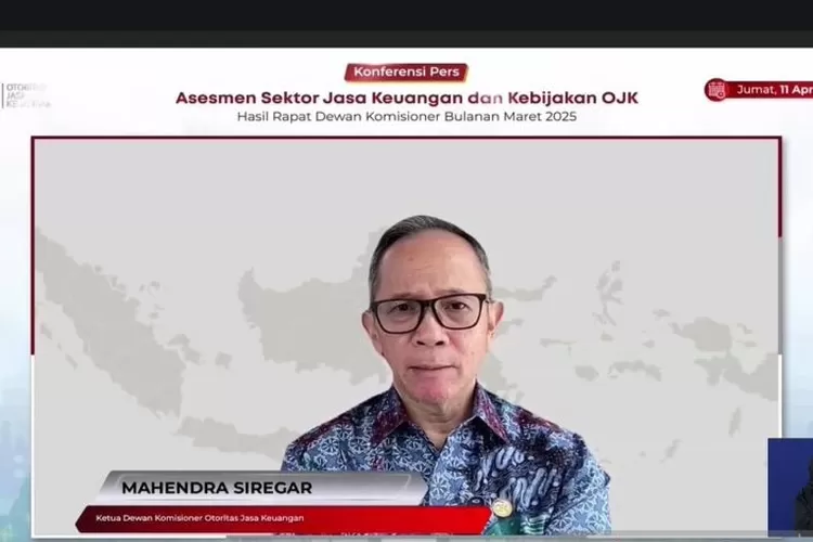 Ketua Dewan Komisioner OJK Mahendra Siregar dalam konferensi pers hasil Rapat Dewan Komisioner Bulanan (RKDB) Maret 2025 di Jakarta, Jumat (11/4/2025).  (ANTARA/Rizka Khaerunnisa)