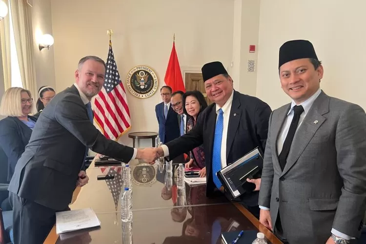 Menteri Koordinator Bidang Perekonomian Airlangga Hartarto (dua dari kanan) berjabat tangan dengan US Trade Representative (USTR)/Wakil Dagang AS Jamieson Lee Greer (kiri) di Amerika Serikat.  (ANTARA/HO-Kemenko Perekonomian )