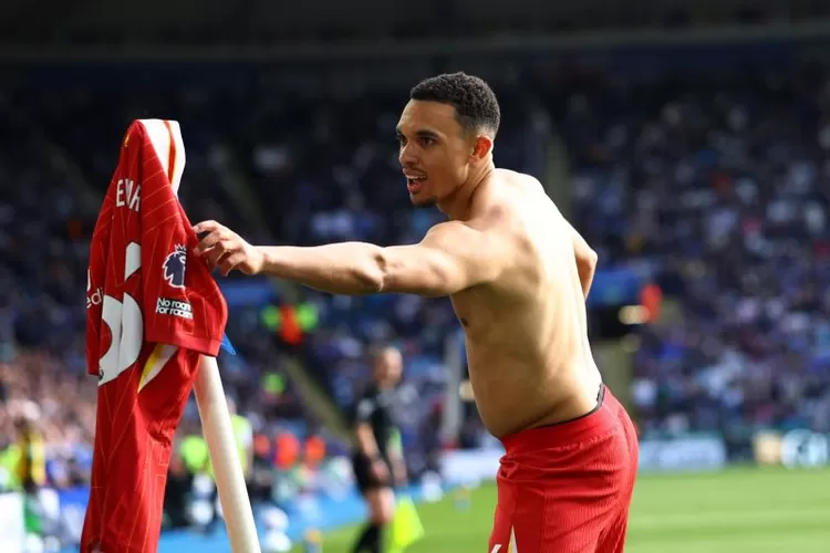 Pemain Liverpool Trent Alexander-Arnold saat merayakan golnya ke gawang Leicester City pada pekan ke-33 Liga Inggris di Stadion King Power, Minggu (20/4/2025). Pertandingan ini dimenangkan Liverpool dengan skor 1-0.  (ANTARA/X/Premier League)