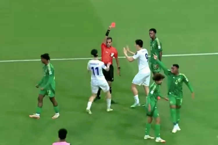 Tangkapan layar pemain Timnas Uzbekistan U-17 bernomor punggung 9, Nurbek Sansernbaev, mendapatkan kartu merah usai menendang pemain bertahan Arab Saudi U-17 Adel Hibah, dalam pertandingan final Piala Asia U-17 Arab Saudi 2025, di Stadion King Fahd Sports City, Taif, Minggu malam WIB.  (ANTARA/YouTube/Donny Aditra)