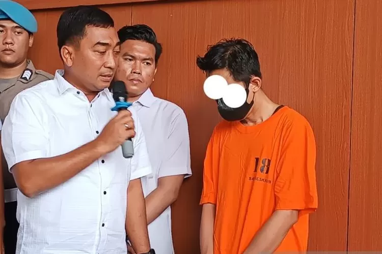 Kasat Reskrim Polres Metro Jakarta Pusat AKBP Muhammad Firdaus (kiri) saat bertanya kepada tersangka di Jakarta, Senin (21/4/2025).  (ANTARA/Khaerul Izan )