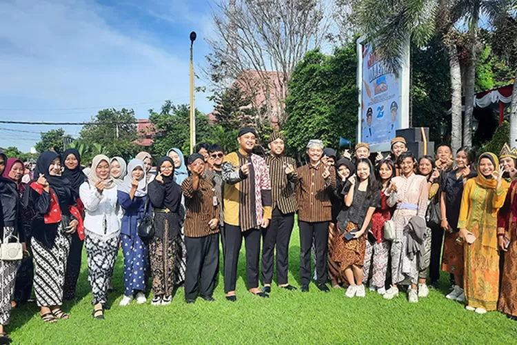 Bupati Klaten dan Wakil Bupati bersama para siswa peserta upacara Hari Kartini.  (Sri Warsiti)