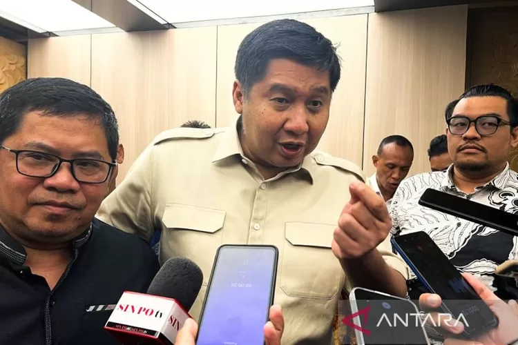 Menteri Perumahan dan Kawasan Permukiman (PKP) Maruarar Sirait menjawab pertanyaan awak media seusai menghadiri acara halalbihalal Apersi di Jakarta, Senin (21/4/2025).  (ANTARA/Harianto)