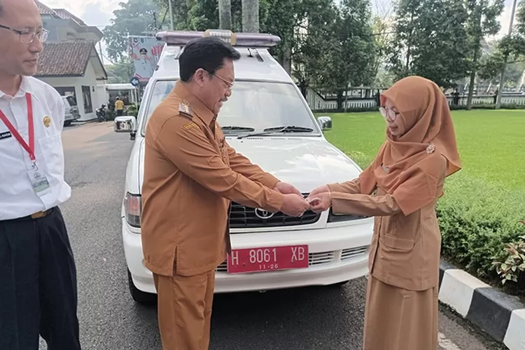 Walikota Salatiga, Robby Hernawan didampingi Kepala DKK Salatiga, Prasit Al Hakim menyerahkan kembali mobil ambulans kepada Kepala Puskesmas Sidorejo Lor, dr Sri Wahyuni.  (Edy Susanto)