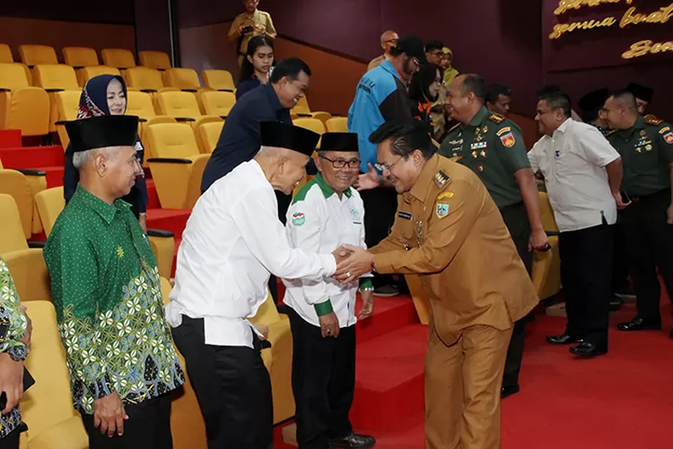 Penyerahan secara simbolis dana hibah ke Ormas di Salatiga.   (Dok Prokompim Salatiga)