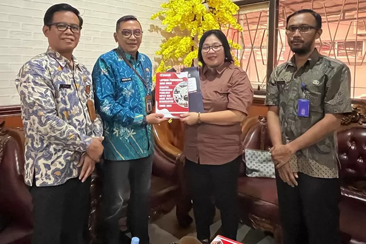 Pengembalian dana hibah secara simbolis dari Bawaslu Karanganyar ke BKD Karanganyar. ( Abdul Alim )