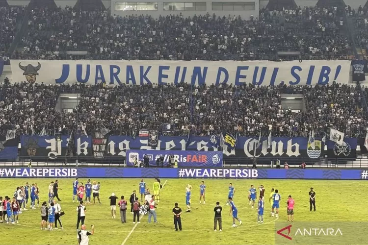 Situasi usai pertandingan Persib Bandung melawan PSS Sleman di Stadion Gelora Bandung Lautan Api (GBLA), Kota Bandung, Jawa Barat, Sabtu (26/4/2025).  (ANTARA/Rubby Jovan)