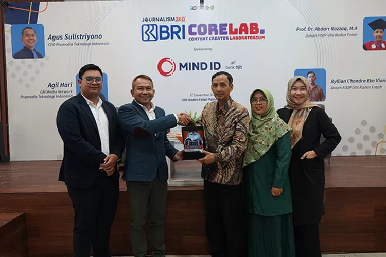 CEO Promedia Teknologi Indonesia Agus Sulistriyono (kedua dari kiri) bersama Dekan FISIP UIN Raden Fatah Palembang Prof. Dr. Abdur Razzaq, M.A (ketiga dari kiri) dalam acara BRI CoreLab 2024.  (Dok. Promedia)