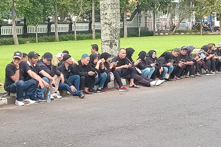 Puluhan pedagang Pasar Pagi Salatiga berkumpul di halaman Kantor Walikota Salatiga mendampingi perwakilan audiensi dengan Walikota Salatiga. Senin (28/4/2025).  (Edy Susanto HM)