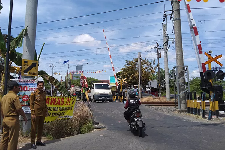 Wakil Bupati Sukoharjo Eko Sapto Purnomo dan Kepala DPUPR Bowo Sutopo Dwi Atmojo saat cek perlintasan kereta api Mayang, Gatak.  (Wahyu imam ibadi)