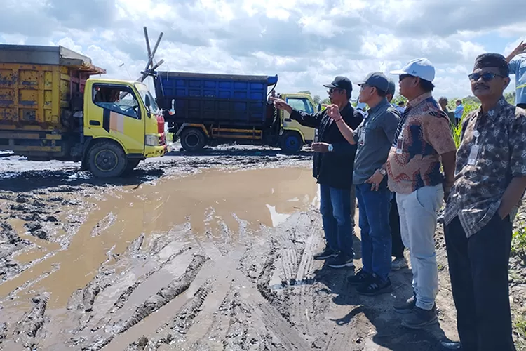 Komisi C DPRD DIY saat melakukan sidak di Sungai Progo. ( Samento Sihono)