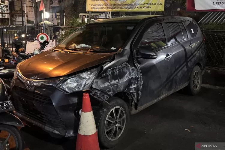 Kondisi mobil mengalami kerusalan usai dibawa kabur ke Kabupaten Cianjur oleh anak usia 14 tahun di Apartemen Gateway, Kota Bandung, Jawa Barat, Rabu (30/4/2025).  (ANTARA/Rubby Jovan)