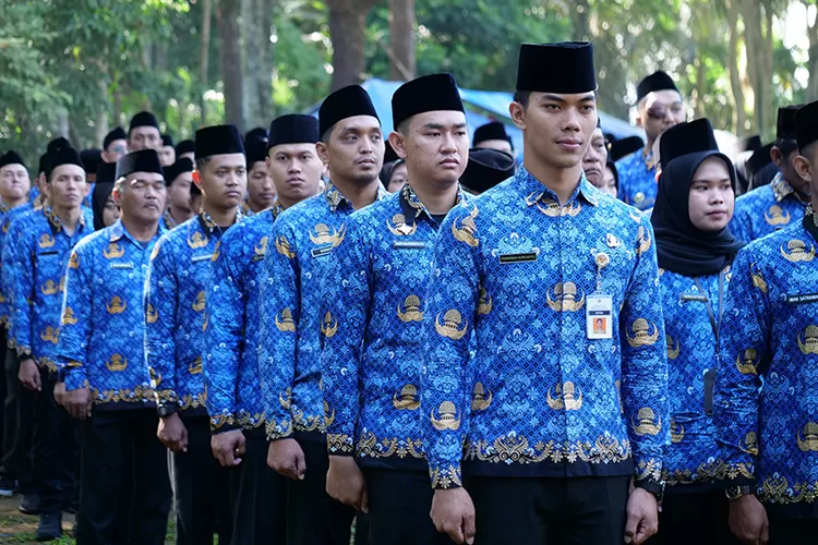 Para ASN yang dilantik di puncak Gunung Tidar Magelang. (Foto: Dok. Pemkot Magelang)