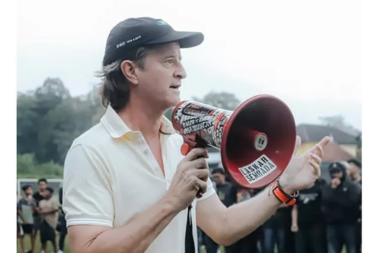 Pelatih PSS Sleman, Pieter Huistra menyambut kehadiran suporter yang memberikan dukungan dalam latihan jelang lawan PSM Makassar. (Instagram @pssleman)