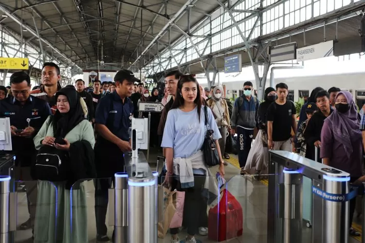 Sejumlah calon penumpang kereta api mengantre dalam proses boarding penumpang.  (ANTARA/HO-Humas KAI)