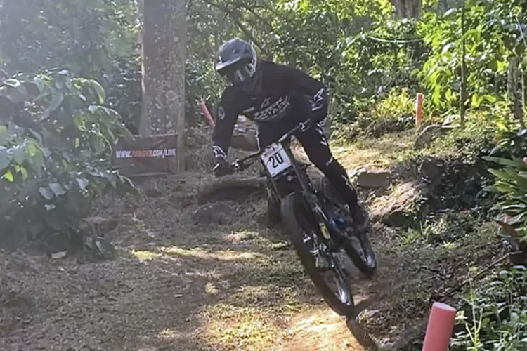 Aksi Andy Prayoga, rider asal Polair DH Team, keluar sebagai juara pertama putaran perdana 76 Indonesia Downhill 2025 di Ternadi Bike Park Kudus, Minggu (4/5/2025).  (Muhammad Thoriq)