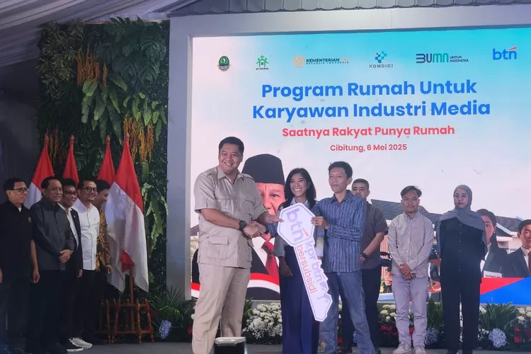 Menteri PKP Maruarar Sirait dan Menteri Komdigi Meutya Hafid menyerahkan kunci sebanyak 100 rumah subsidi untuk pekerja media dan wartawan di Perumahan Grand Harmoni Cibitung, Kabupaten Bekasi, Jawa Barat, Selasa (6/5/2025).  (Foto: Dok. Istimewa)