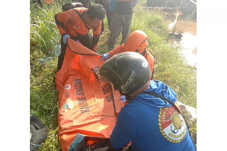 Evakuasi korban di Sungai Kali Kuto Jawa Tengah. ( Dok Basarnas Semarang )