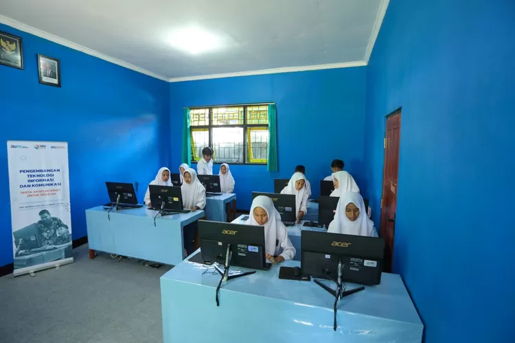 PT Bank Rakyat Indonesia (Persero) Tbk, menginisiasi penyaluran bantuan infrastruktur teknologi, informasi, dan akses internet ke SMP Negeri 6 Bayan di Kabupaten Lombok Utara (Foto: dokumentasi BRI)