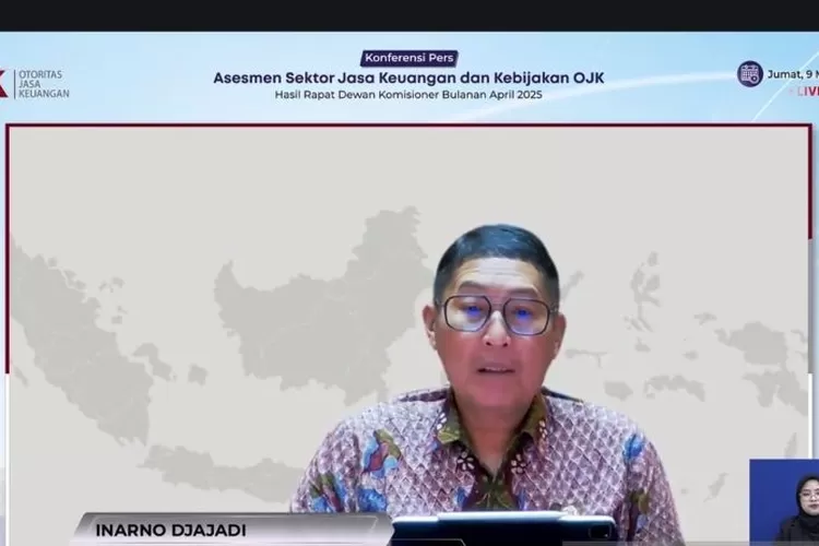 Kepala Eksekutif Pengawas Pasar Modal, Keuangan Derivatif, dan Bursa Karbon OJK Inarno Djajadi dalam konferensi pers hasil Rapat Dewan Komisioner Bulanan (RKDB) April 2025 di Jakarta, Jumat. ( ANTARA/Rizka Khaerunnisa)