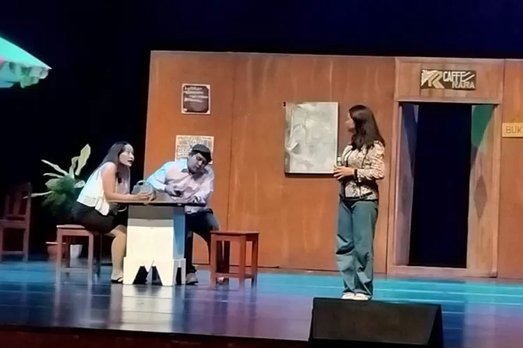 Salah satu adegan lakon Perempuan perempuan di Concert Hall TBY.  (Teguh Priyono)