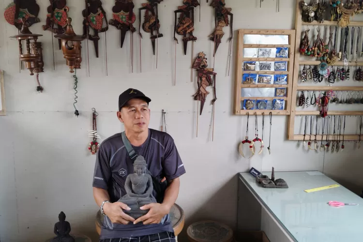 Perajin patung relief Kawasan Gasblock PGN Karangrejo cuan dua kali lipat   (Foto: dokumentasi PT PGN)