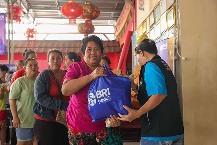 BRI Peduli menyalurkan bantuan 1.000 paket sembako bagi umat Budha dalam rangka hari raya Waisak.  (Dok BRI)