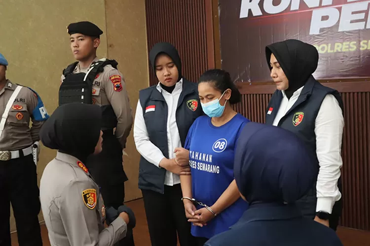 Tersangka Par karyawati pabrik yang membunuh dan membuang bayi saat di Polres Semarang.  (Dok Humas Polres Semarang )