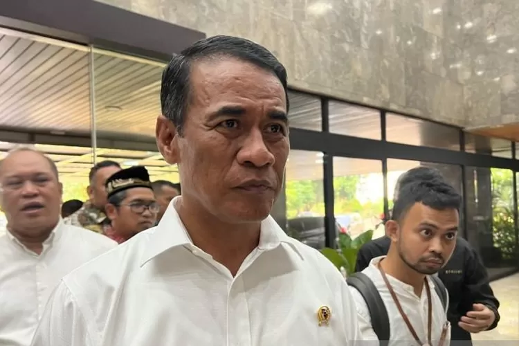 Arsip foto- Menteri Pertanian Andi Amran Sulaiman menjawab pertanyaan awak media ditemui di Kantor Kementerian Pertanian Jakarta.  (ANTARA/Harianto )