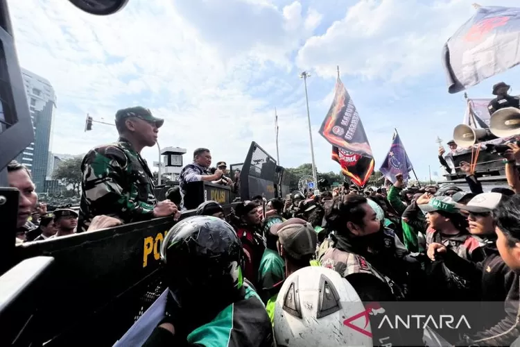 Ilustrasi - Sekretaris Direktorat Jenderal Perhubungan Darat (Sesditjen Hubdat) Kementerian Perhubungan Ahmad Yani berusaha berdialog dengan massa pengemudi ojek online yang menggelar aksi unjuk rasa di kawasan Patung Kuda, Jakarta Pusat, Selasa (20/5/2025).  (ANTARA/Harianto)