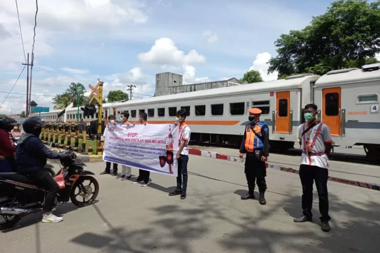 KAI perkuat komitmen tingkatkan keselamatan perlintasan kereta api.  (ANTARA/HO-Humas KAI )