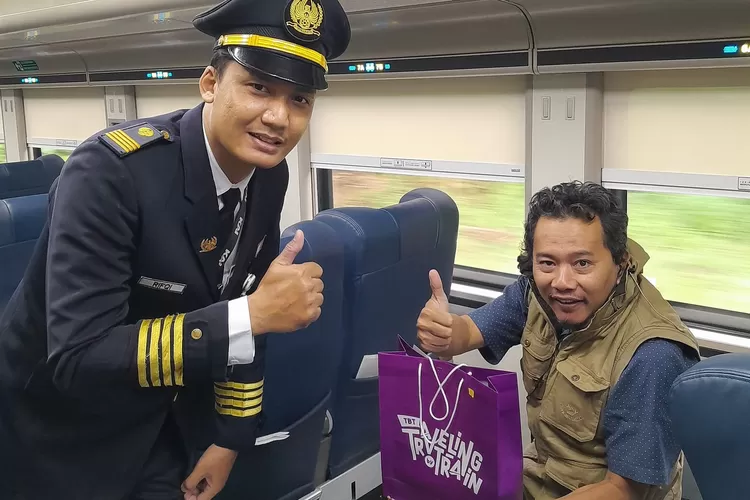 KAI Daop 6 Yogyakarta memberikan merchandise eksklusif kepada salah satu pelanggan terpilih yang menggunakan jasa perjalanan KA Taksaka relasi Yogyakarta&ndash;Gambir. Kegiatan apresiasi pelanggan ini digelar dalam rangka memperingati Hari Kebangkitan Nasional pada 20 Mei 2025.  (Foto: Dok. KAI Daop 6 Yogya)
