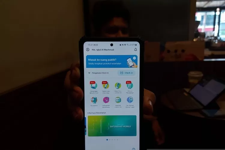 Ilustrasi - Seorang pekerja di Jakarta memperlihatkan tampilan PeduliLindungi pada layar ponsel, Selasa (28/2/2023).  (ANTARA/Andi Firdaus)