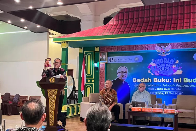 Prof. Dr. Edy Suandi Hamid, M.Ec., dalam bedah buku 'Ini Budi, Jejak Perjalanan Sebuah Pengabdian' karya Budi Hanoto di Gedung BI Heritage Yogyakarta, Kamis (22/5).  (Foto: Dok. Istimewa)