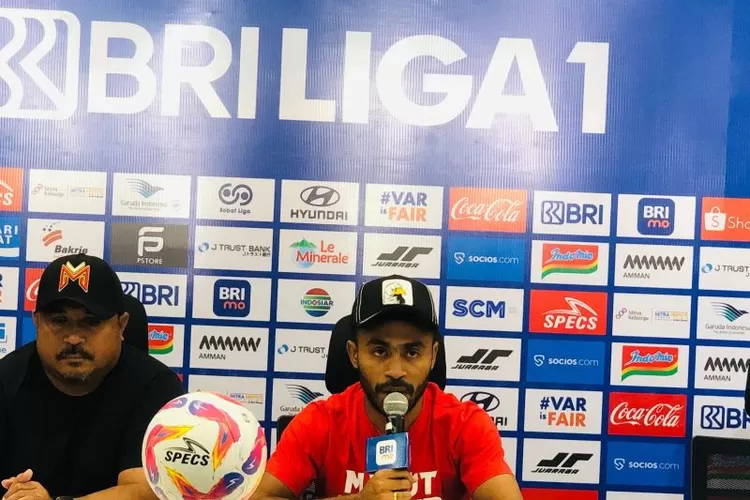 Pemain Malut United Yance Sayuri (kanan) memberikan pernyataan pada jumpa pers prapertandingan laga pamungkas Liga 1 Indonesia antara Malut United melawan Persija Jakarta di Jakarta International Stadium (JIS), Jakarta, Kamis (22/5/2025).  (ANTARA/Zaro Ezza Syachniar)