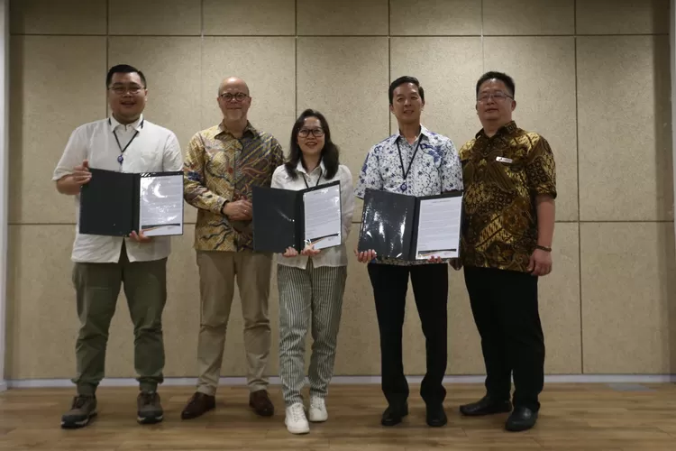 Wakil Presiden Direktur BCA Armand Hartono (kedua kanan), EVP e-Channel &amp; Settlement Service BCA Reni Septiana (tengah), serta VP BCA Christian Cahyady (paling kiri), menerima penghargaan dari European-Asian Management Institute (EAMI) pada Jumat (23/5).  (Foto: Dok. Istimewa)