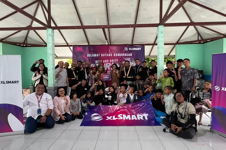 Jajaran manajemen dan karyawan XLSMART saat menyalurkan bantuan sosial kepada Yayasan Budhi Asih di Cirebon pada Jumat (23/5/2025).  (Foto: Dok. Istimewa)