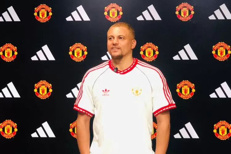 Legenda Manchester United (MU) Wes Brown berpose ketika ditemui awak media di salah satu pusat perbelanjaan, Jakarta Selatan, Minggu (25/5/2025).  (ANTARA/Zaro Ezza Syachniar)